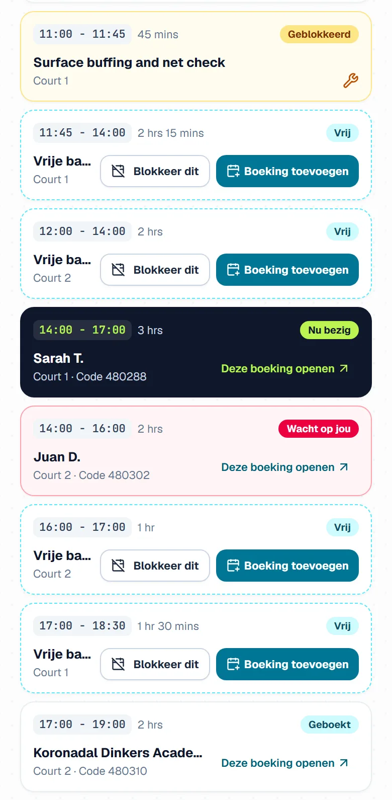 Het baanrooster voor één dag, met vrije, geblokkeerde, geboekte en wachtende tijden, en de boeking die nu gespeeld wordt.