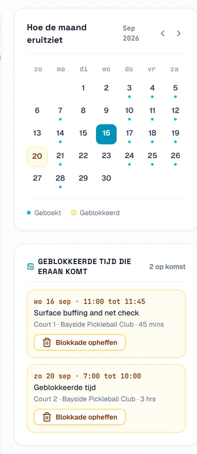 De maandkalender met een stip onder elke dag met boekingen, en een lijst van geblokkeerde tijd die eraan komt.