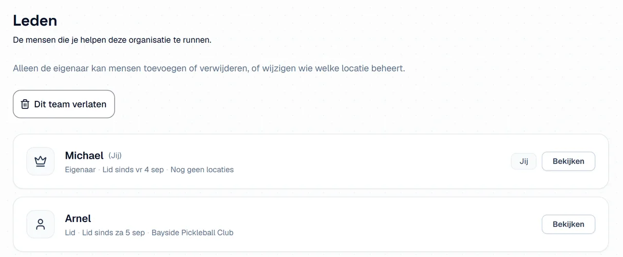 De pagina Teamleden zoals een teamlid hem ziet, met de knop Dit team verlaten boven de lijst met mensen.