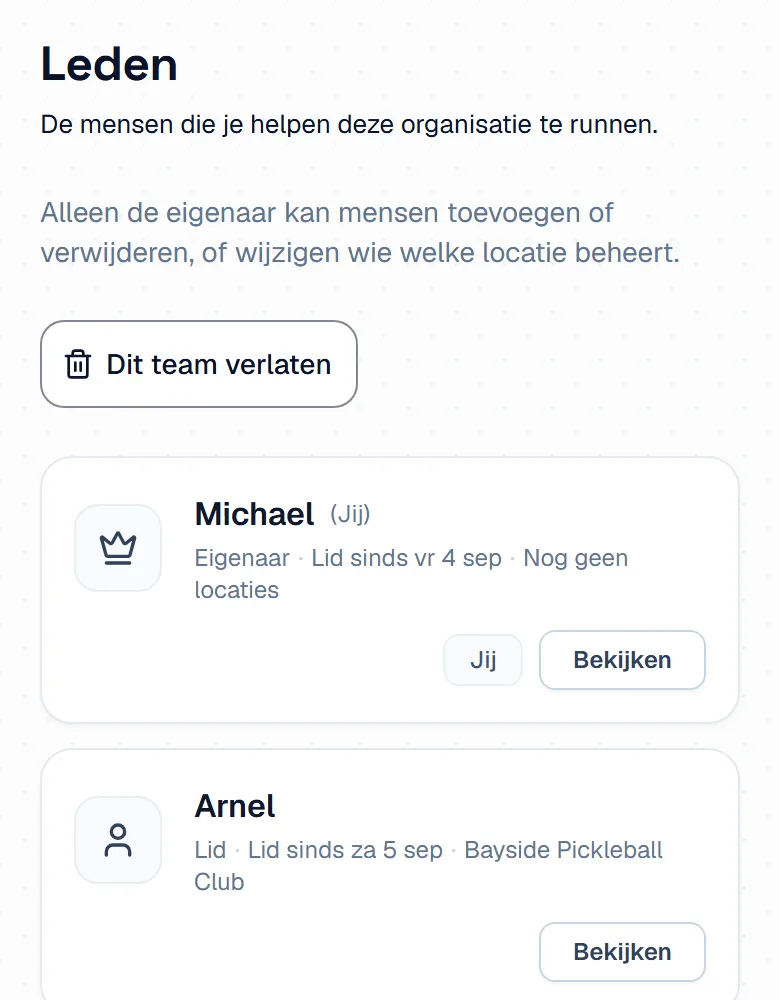 De pagina Teamleden zoals een teamlid hem ziet, met de knop Dit team verlaten boven de lijst met mensen.