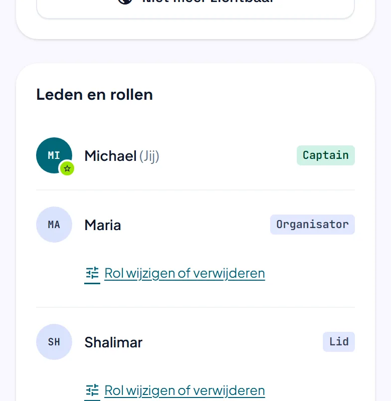 De lijst Leden en rollen in de instellingen van een club, met de rol van elk lid en een link om die te wijzigen of het lid te verwijderen.