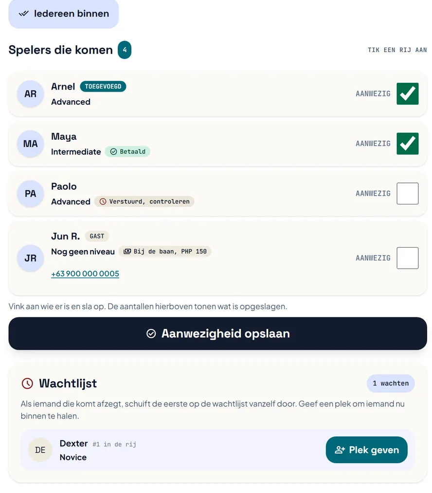 De deelnemerslijst: spelers die komen met elk een vinkje, twee al aangevinkt, een gast met een telefoonnummer, Aanwezigheid opslaan, en de wachtlijst met Plek geven. De deelnemerslijst: spelers die komen met elk een vinkje, twee al aangevinkt, een gast met een telefoonnummer, Aanwezigheid opslaan, en de wachtlijst met Plek geven.